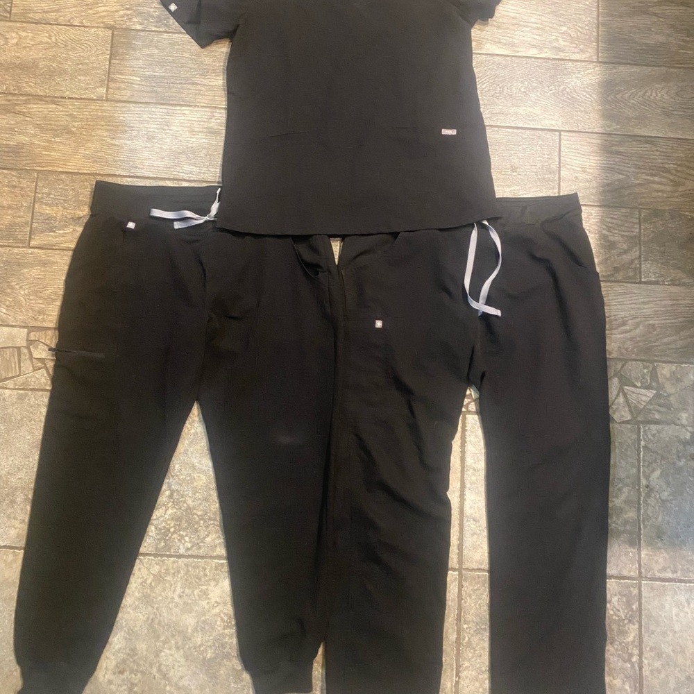 Black Figs Scrub Set